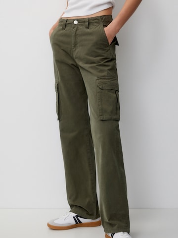 Pull&Bear Loose fit Cargo trousers in Green: front