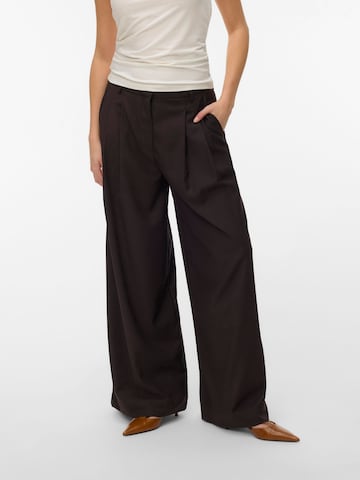 VERO MODA Wide leg Pleat-front trousers 'VMNikki' in Brown: front