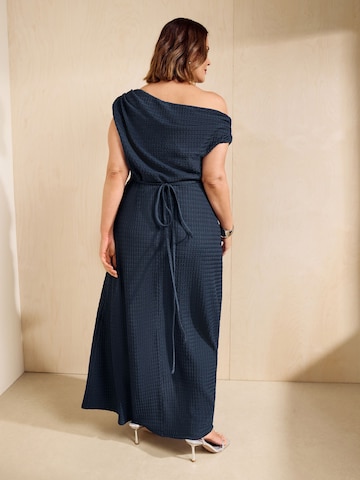 Rochie de la Friends Like These pe albastru