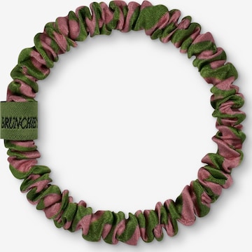Ornement pour cheveux 'Co-Creation Brunchies® x THE LOVE EDITION "Striped Love" – limitierter Seiden Scrunchie für WhatEvaLoves Fans' BRUNCHIES® en rose : devant