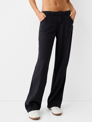 Bershka Loose fit Trousers in Black: front