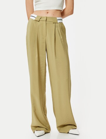 Koton Wide leg Pleat-front trousers in Green: front