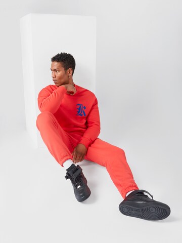 Sweat-shirt 'OV Crewneck K' ABOUT YOU x Mero en rouge