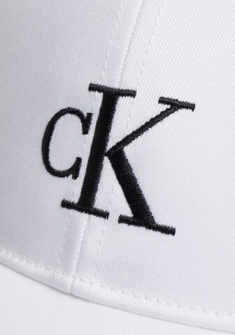 Șapcă de la Calvin Klein Jeans pe alb
