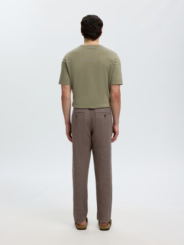 Coupe slim Pantalon 'SLHBrody' SELECTED en marron