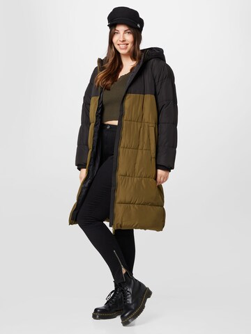 Manteau d’hiver 'Bee' PIECES Curve en vert