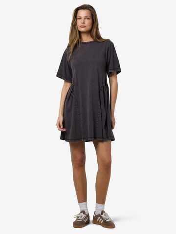 Noisy may Dress in Black