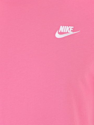 Coupe regular T-Shirt 'CLUB' Nike Sportswear en rose