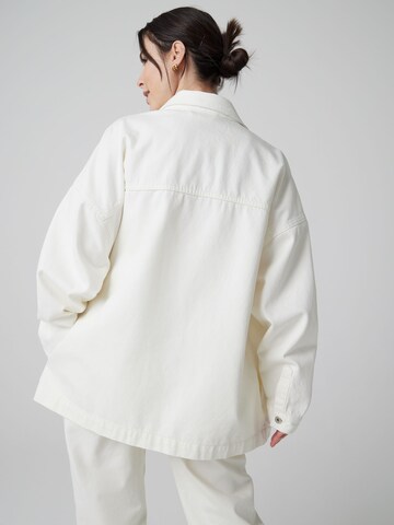 Veste mi-saison 'Mathilda' A LOT LESS en blanc