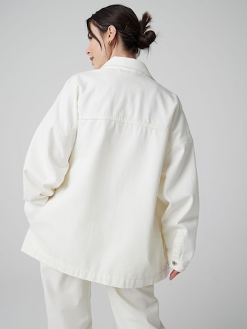 Veste mi-saison 'Mathilda' A LOT LESS en blanc