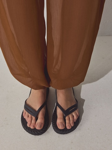 Next Ujjelválasztó-pántos szandál - fekete