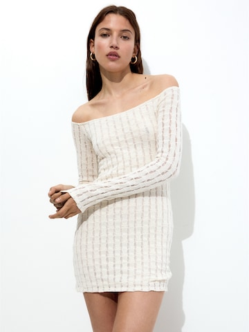 Rochie tricotat de la Pull&Bear pe bej: față