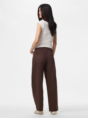 Barrel Jean 'PCGrace' PIECES en marron