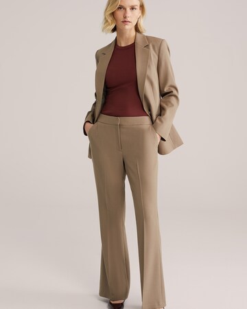 WE Fashion Flared Pressveckad byxa i grå