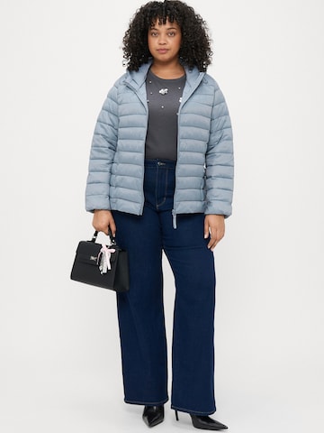 ONLY Carmakoma - Chaqueta de entretiempo 'CARTAHIA' en azul