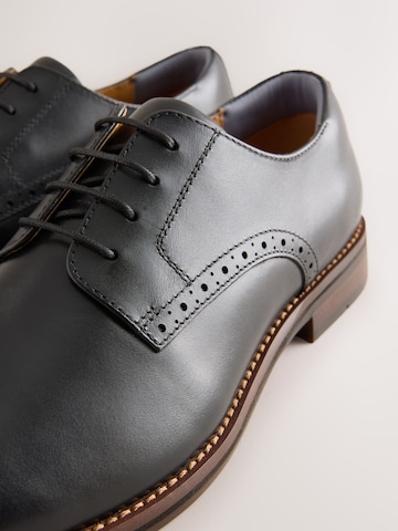 Chaussure à lacets Next en marron