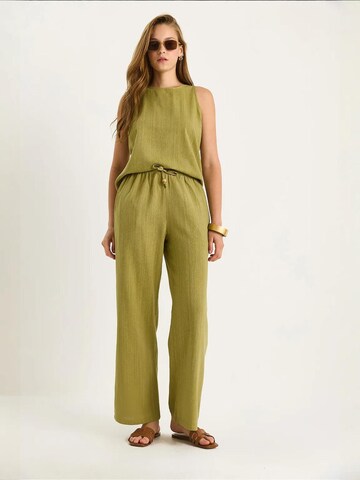 Completo pantalone di Bianco Lucci in verde: frontale