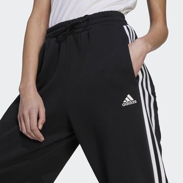 ADIDAS SPORTSWEAR Lużny krój Spodnie sportowe 'Essentials 3-Stripes' w kolorze czarny