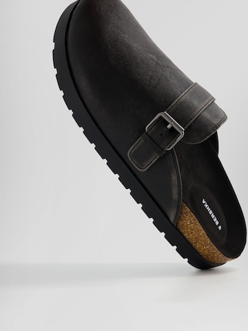 Clogs di Bershka in nero