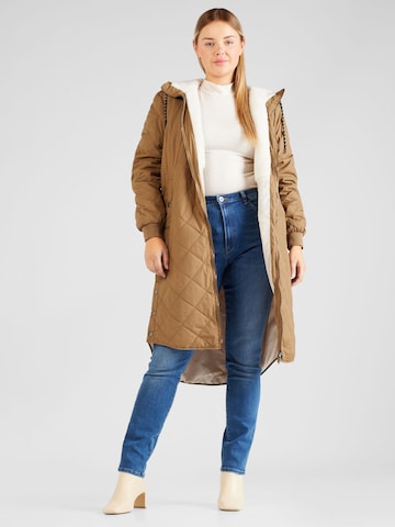 Manteau mi-saison 'New Sandy' ONLY Carmakoma en marron