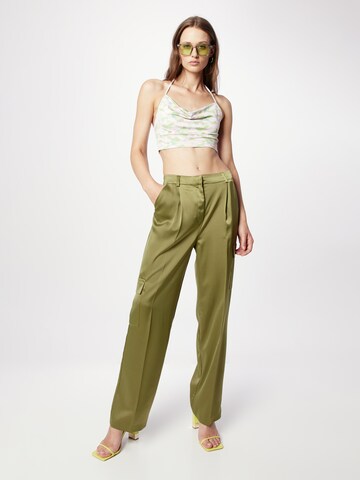 TOPSHOP - Regular Calças com pregas em verde