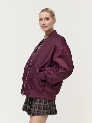 LeGer by Lena GerckePrijelazna jakna 'Leyli' - ljubičasta boja