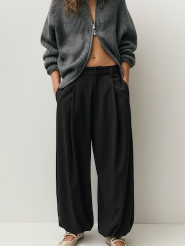 Barrel Pantaloni cutați de la Pull&Bear pe negru: față