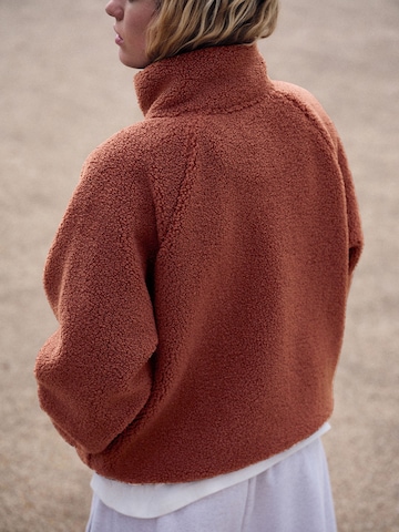 Pull-over self. en marron