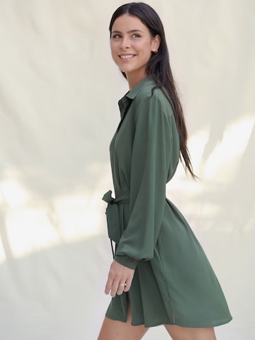 Robe 'Pia' A LOT LESS en vert : devant