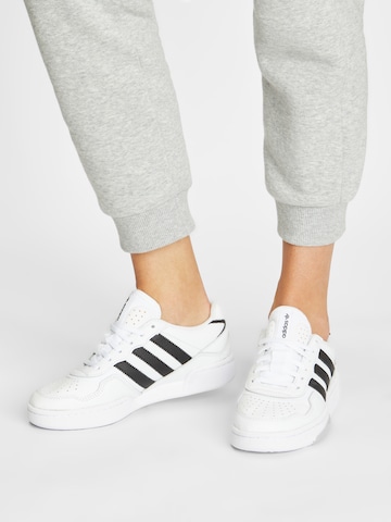 Baskets basses 'Courtic' ADIDAS ORIGINALS en blanc : devant