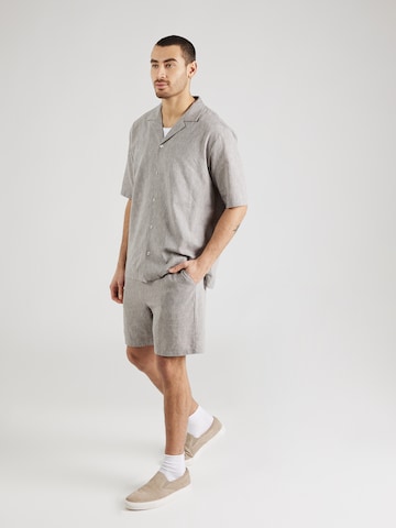 Coupe regular Chemise 'Joey' ABOUT YOU x Kevin Trapp en gris