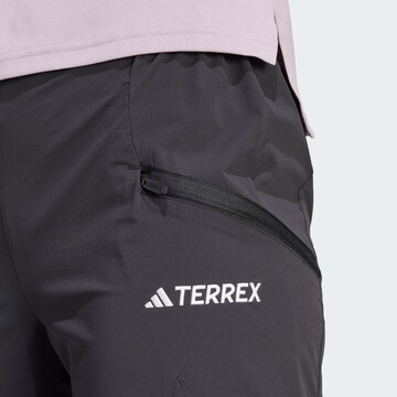 ADIDAS TERREX Alt kitsenev Spordipüksid 'Xperior', värv must