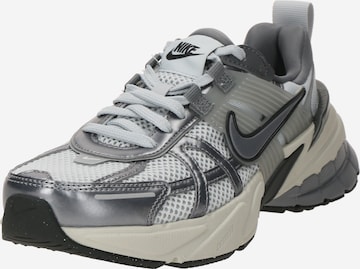 Baskets basses 'V2K' Nike Sportswear en gris : devant
