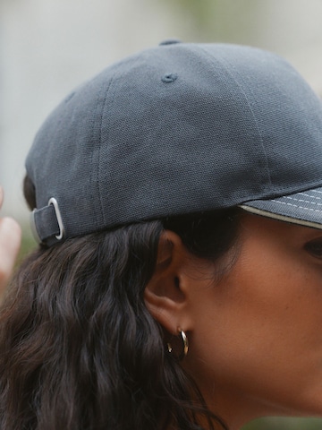 self. Cap in Grau