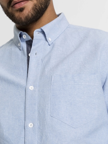 Coupe regular Chemise bonprix en bleu