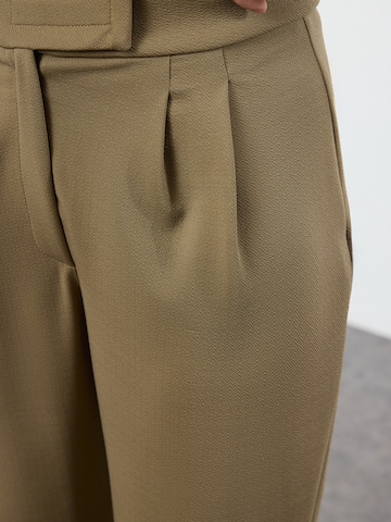 Trendyol Wide leg Pleat-Front Pants in Green