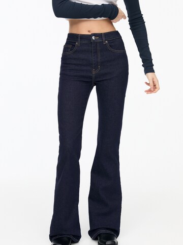 Pull&Bear Flared Jeans in Blau: Vorderseite
