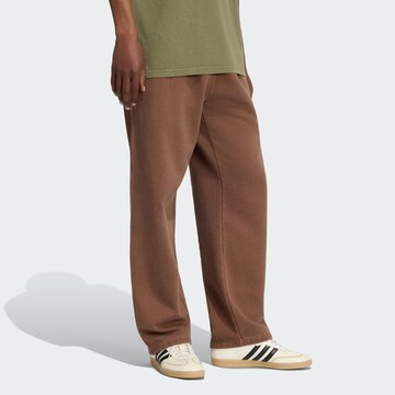 ADIDAS ORIGINALS - Loosefit Pantalón 'Trefoil Essentials' en marrón: frente