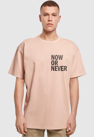 Merchcode T-Shirt 'Now Or Never' in Pink: Vorderseite