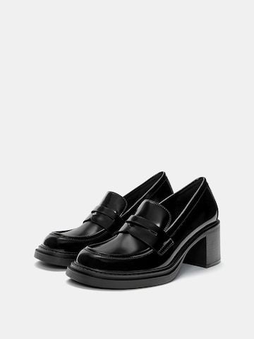 Pull&Bear Затворени обувки на ток в черно