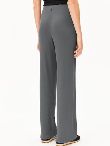 évasé Pantalon ARMEDANGELS en gris