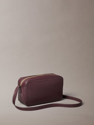 Calvin Klein Чанта с презрамки в червено