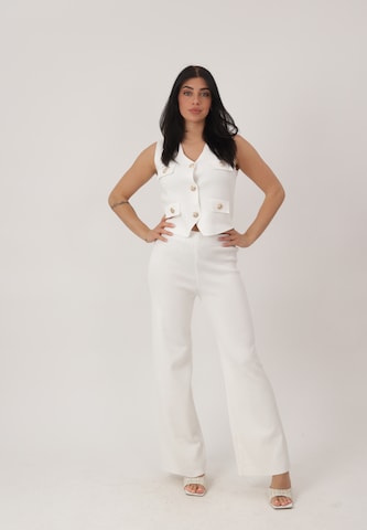 Flared Pantaloni di Elara in bianco: frontale