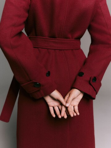 Next Преходно палто в червено