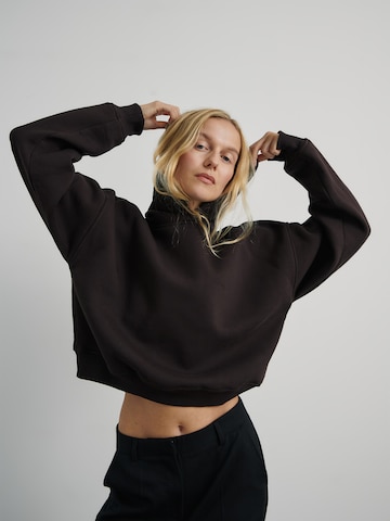 Sweat-shirt 'Paloma' ABOUT YOU x Marie von Behrens en marron : devant