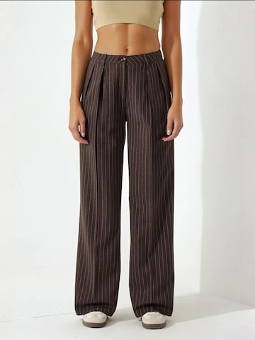 Hiccup Pleated Pants in Brown: front