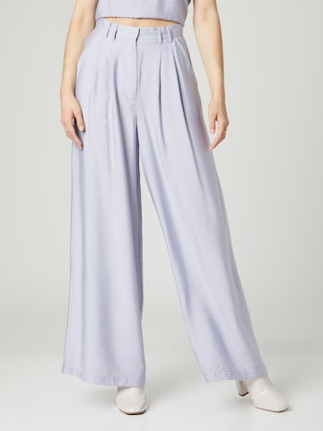 Guido Maria Kretschmer Collection Pleat-Front Pants 'Finja' in Purple: front