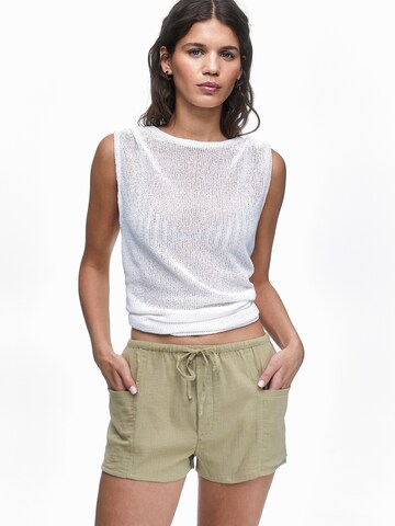 Pull&Bear Regular Shorts in Grün