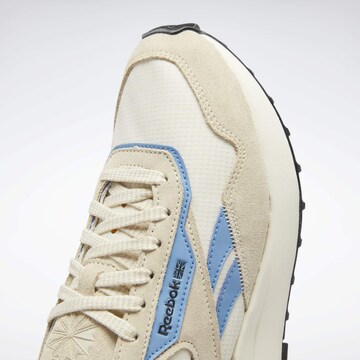 Sneaker low de la Reebok pe bej