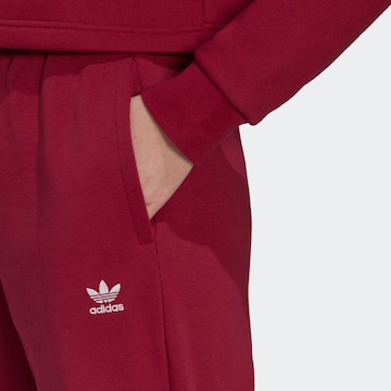 ADIDAS ORIGINALS Zwężany krój Spodnie 'Adicolor Essentials Fleece' w kolorze czerwony